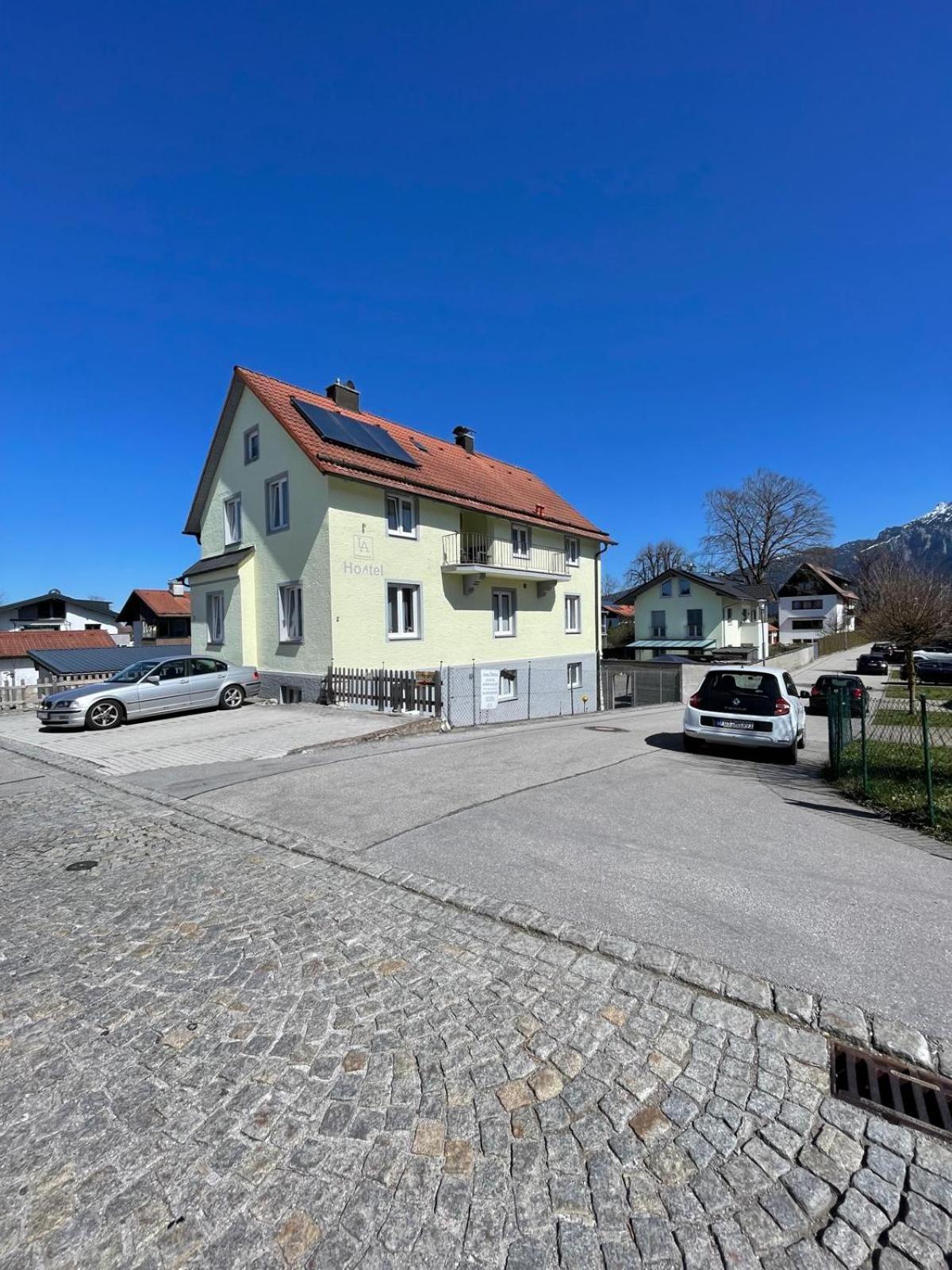 House La Neuschwanstein Blick - Budget City Hotel Фюссен Экстерьер фото